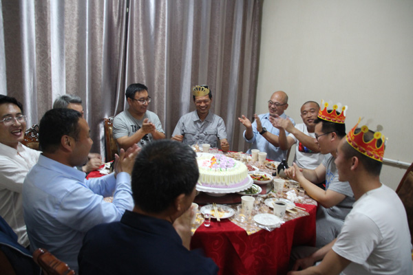 养护公司大广项目部为员工庆生1(报道用）.jpg