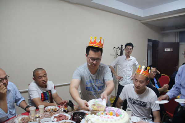 养护公司大广项目部为员工庆生2(报道用）.jpg