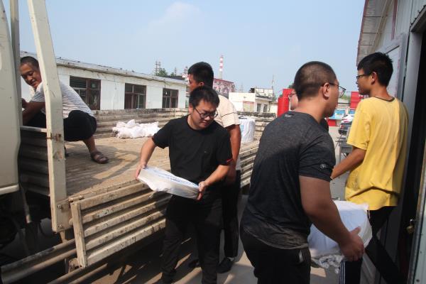 烈日下的汗珠格外闪亮（改后）.jpg