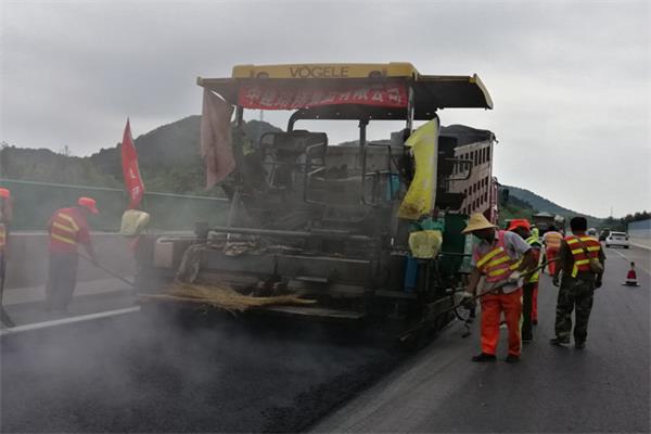 养护公司承朝项目部胜利完成路面病害治理施工任务(报道用）.jpg
