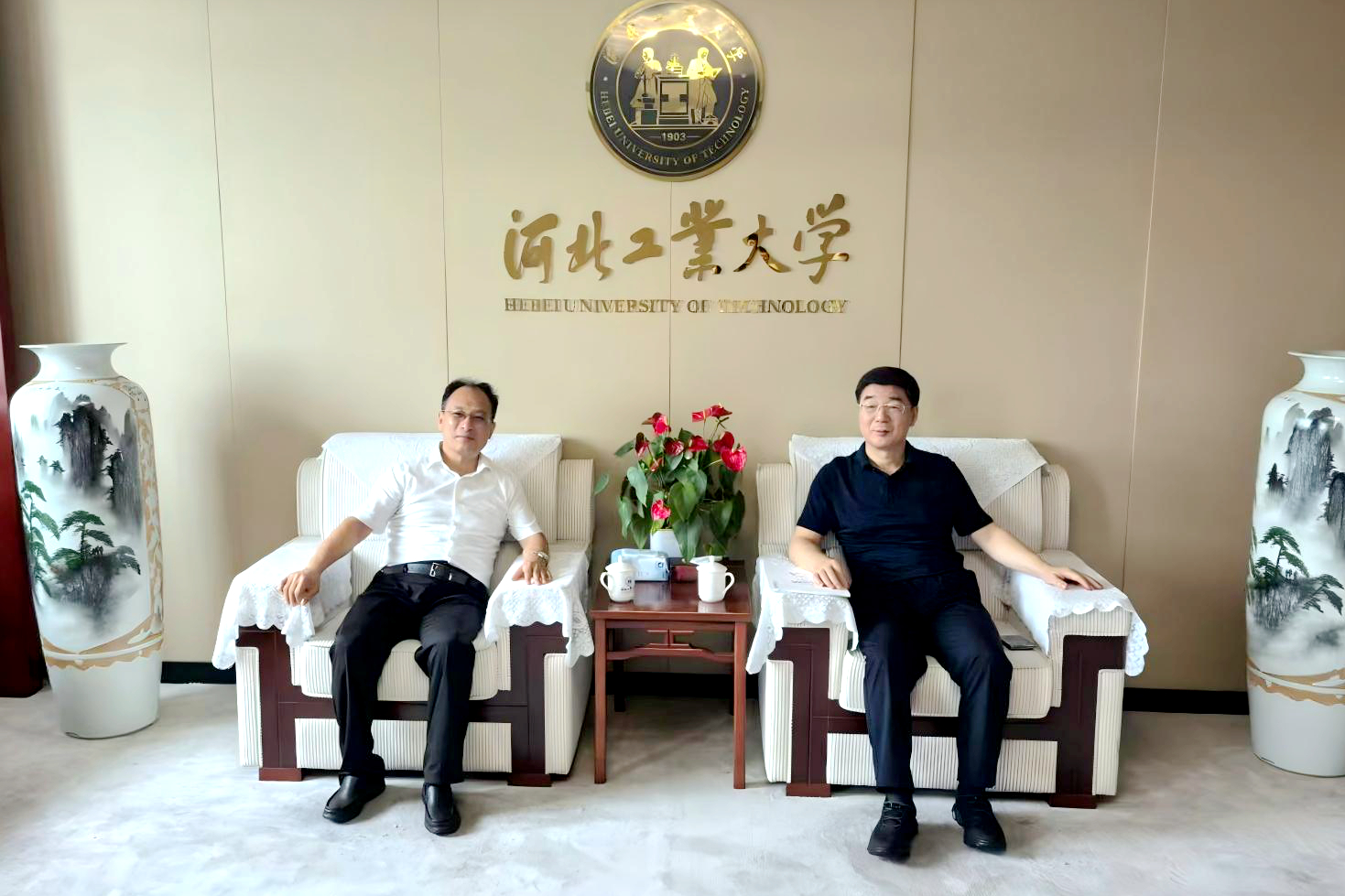 图片1：赵文忠拜会河北工业大学党委书记韩旭.jpg